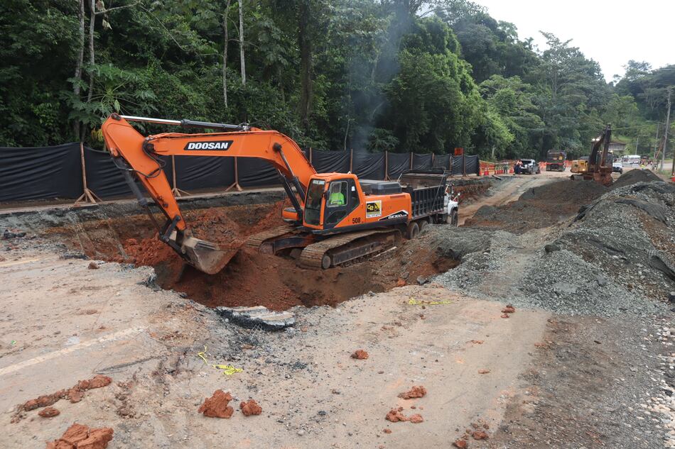 Continúan los trabajos tras el cierre de la vía Transístmica en El Guarumal, Colón