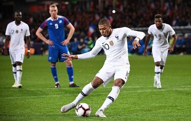 España se pasea ante Gales; Mbappé salva a Francia