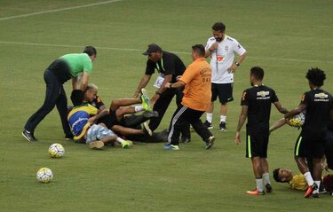 Video: Aficionados invaden cancha; derriban a Neymar