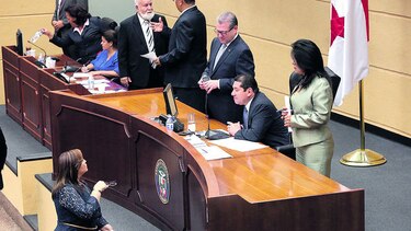 Indignación ciudadana por anomalías en la Asamblea