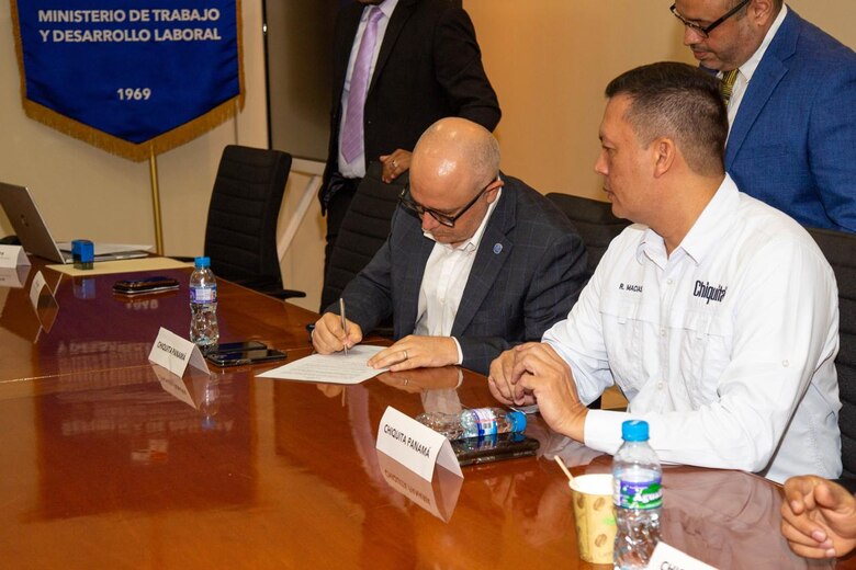 Tras nueve meses de negociación, sindicato bananero y Chiquita Panamá firman nuevo acuerdo