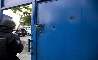 Escapan de prisión cerca de 100 reos en Haití
