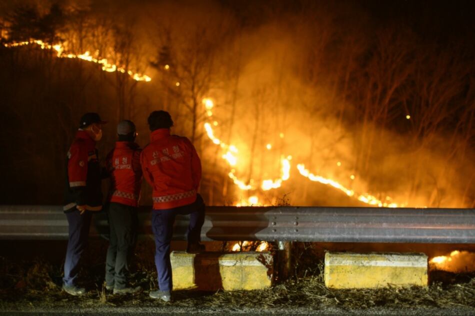 Bomberos surcoreanos despliegan helicópteros ante reactivación de incendios