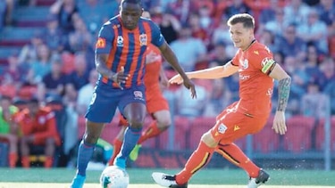 Arroyo y Blackburn se destacan en el fútbol asiático