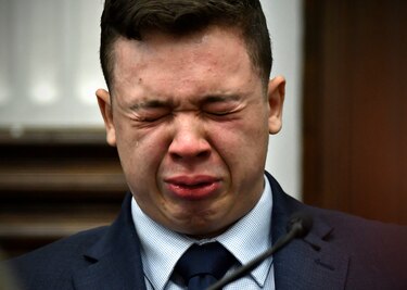 Joven acusado en Estados Unidos de asesinar a dos manifestantes se echa a llorar en una audiencia