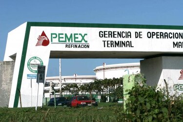 Exjefe de Pemex implica a expresidentes y políticos en trama de corrupción