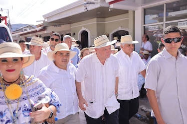 Los candidatos que estuvieron en el desfile de Las Mil Polleras