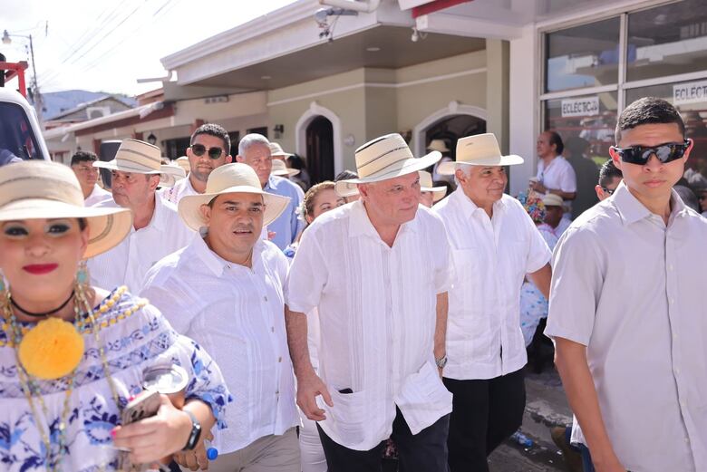 Los candidatos que estuvieron en el desfile de Las Mil Polleras