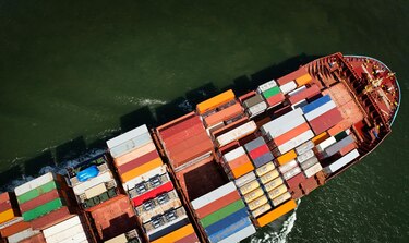 Las navieras Maersk y MSC suspenden su circulación por el estrecho de Ormuz