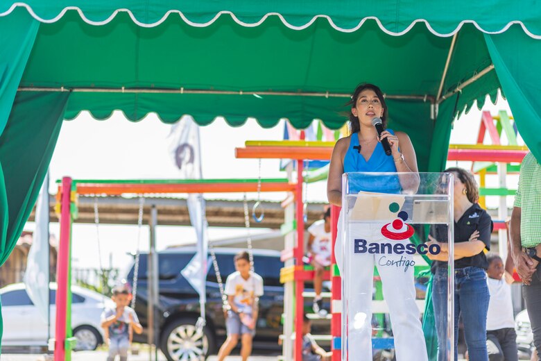Banesco Panamá presenta en Vista Alegre su segundo Parque de Amor, hecho 100% con descartes plásticos