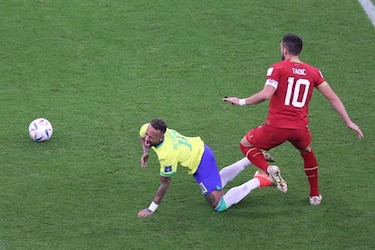 Neymar tiene un esguince en el tobillo derecho