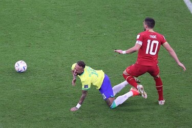 Neymar tiene un esguince en el tobillo derecho