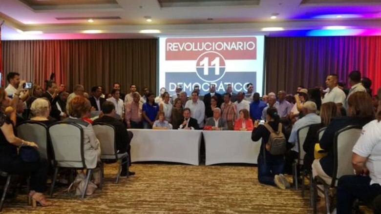 Juan Carlos Navarro declina a favor de Ernesto Pérez Balladares