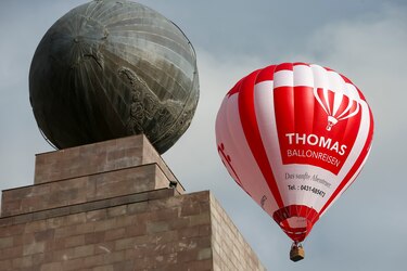 Los Andes de Ecuador se maquillan con globos multicolor en la Mitad del Mundo