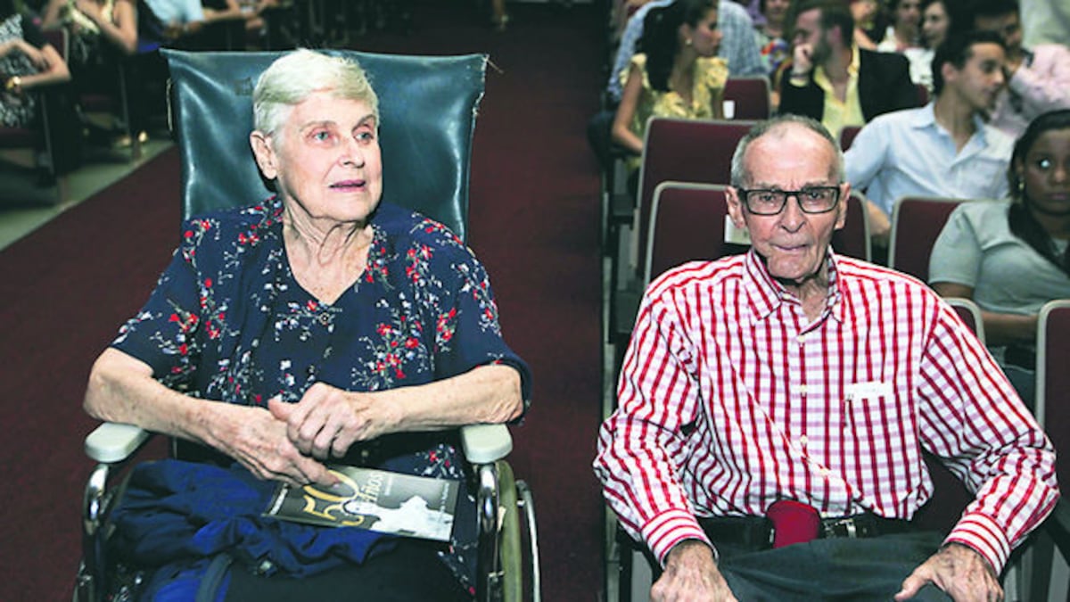 Teresa Mann y su esposo, Carlos Guevara, asistieron a la gala celebrada en el Colegio San Agustín.