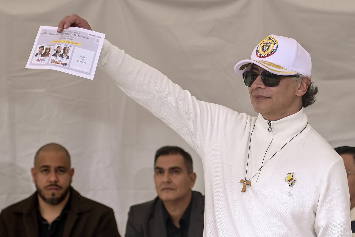 Petro garantiza el traspaso del poder en Colombia al votar por última vez como presidente