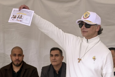 Petro garantiza el traspaso del poder en Colombia al votar por última vez como presidente