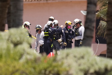 Muertos por derrumbe en Florida suben a 24; demolerán lo que quedó del edificio