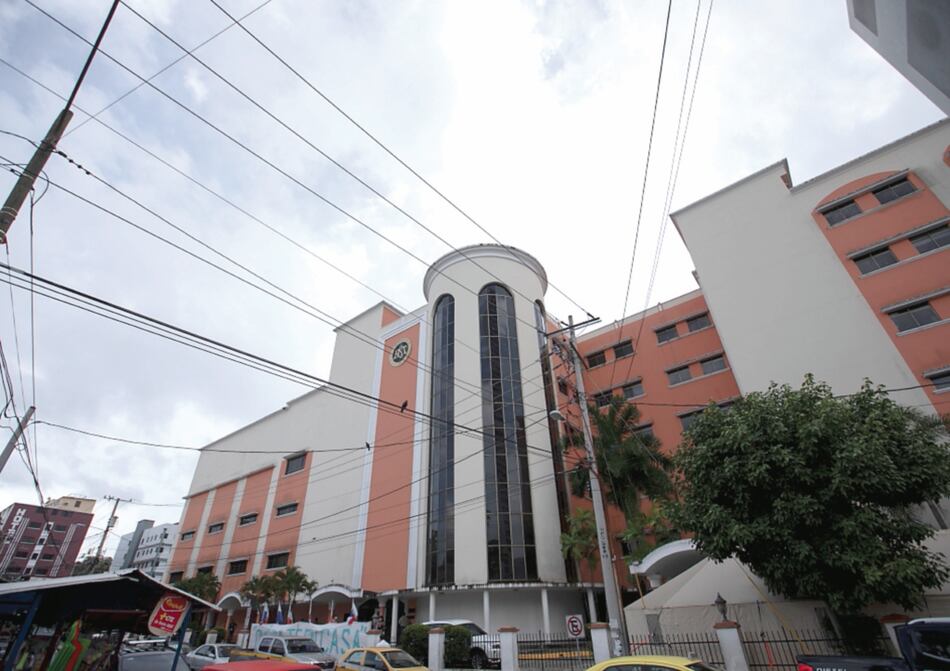 Hospitales aplazan consultas y citas ante repunte de casos