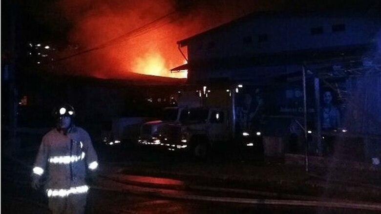 Bomberos sofocan incendio en una fábrica ubicada en Santa Ana