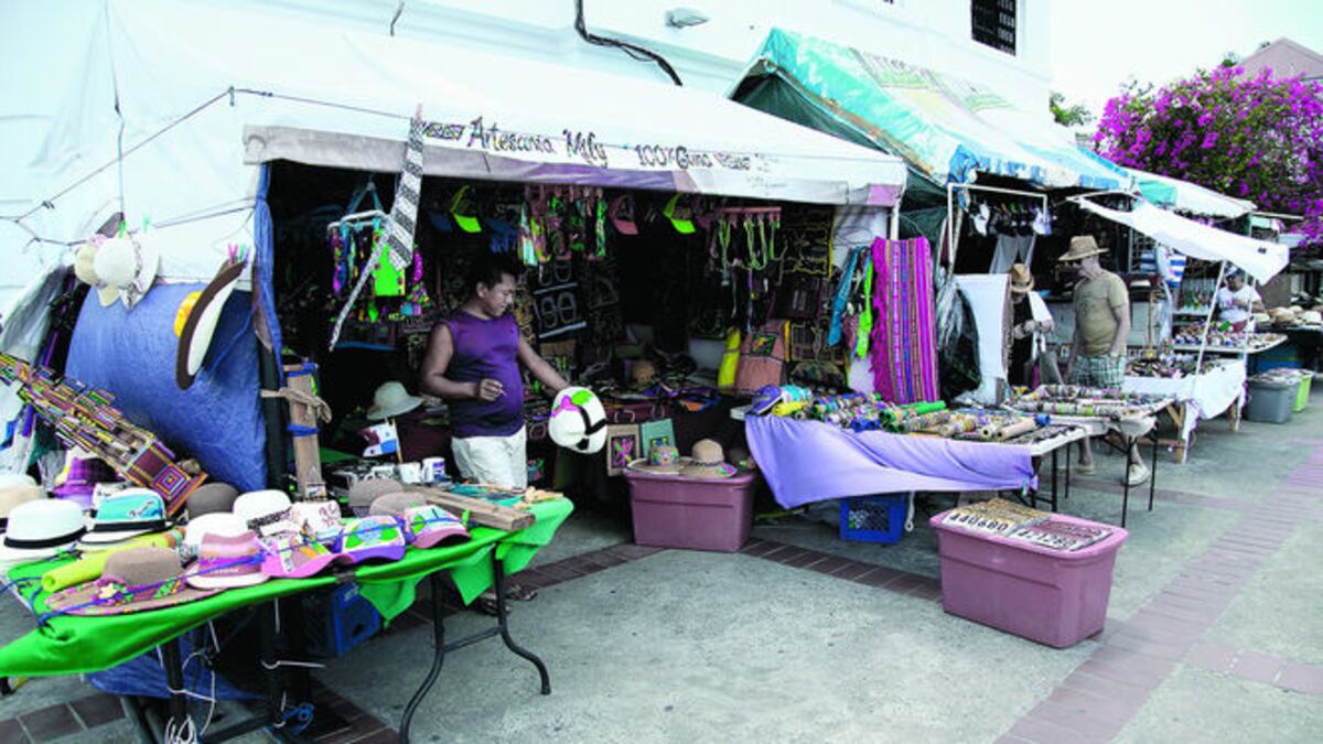 Las plazas y parques del Casco Antiguo requieren mejoras, así como un plan para organizar la buhonería que se registra en el sitio histórico.