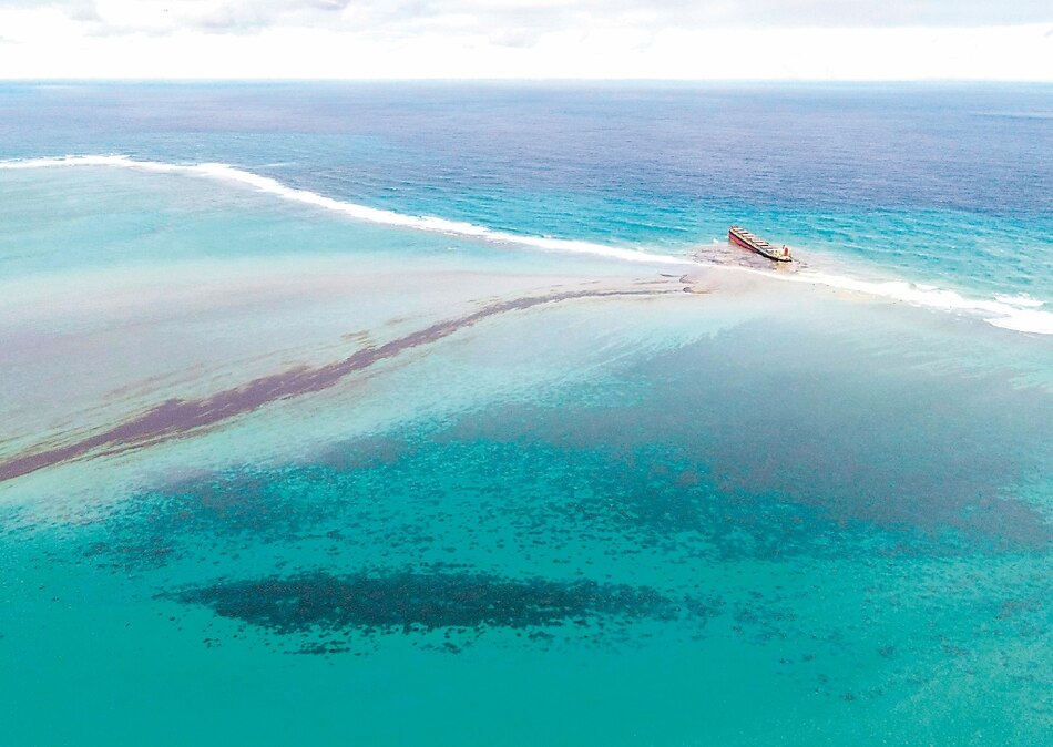 Buque con bandera panameña causa derrame en Isla Mauricio
