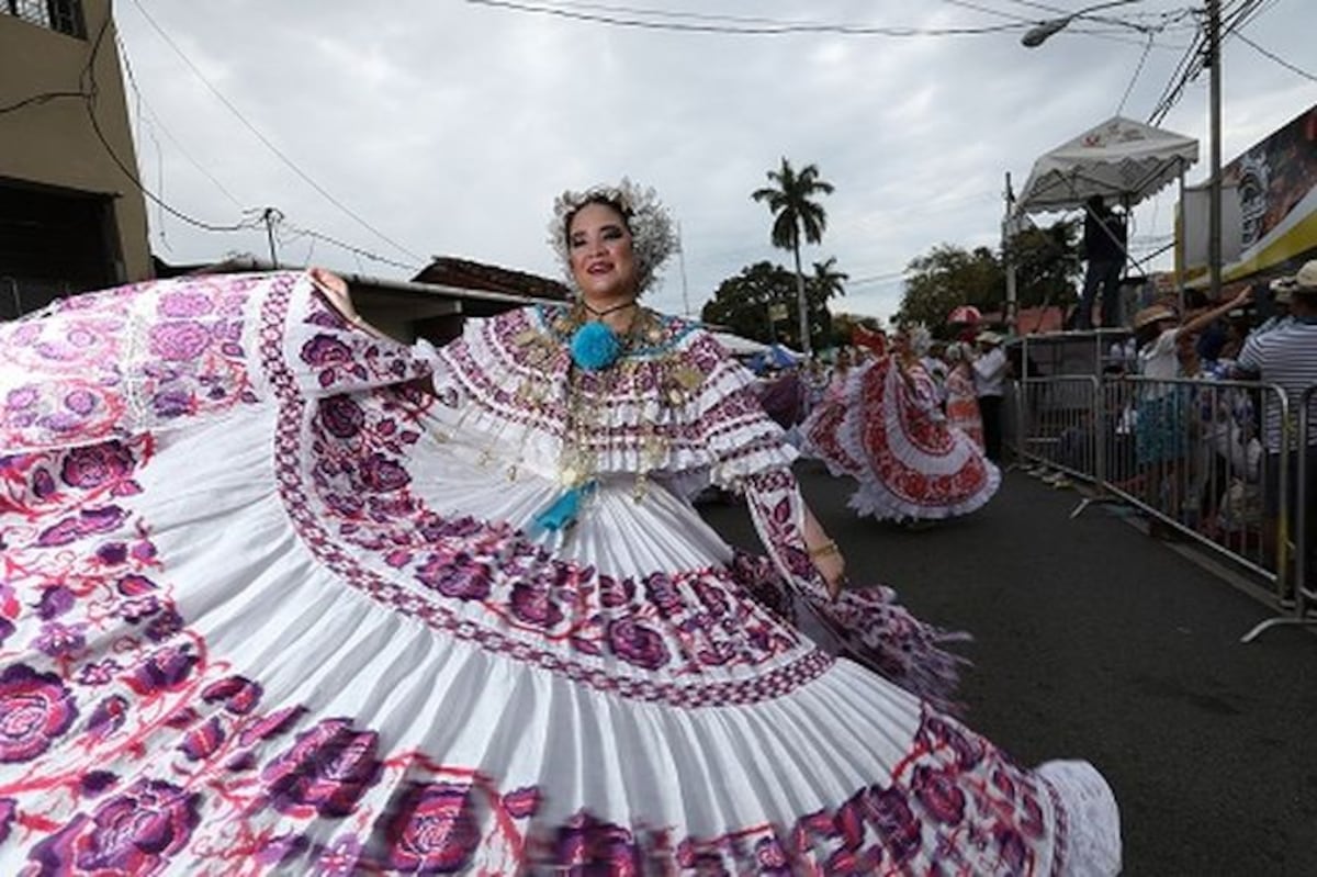 Panameñas lucieron orgullosas el vestido típico más hermoso del mundo.