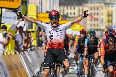 Victor Lafay sorprende a Van Aert y Pogacar en San Sebastián