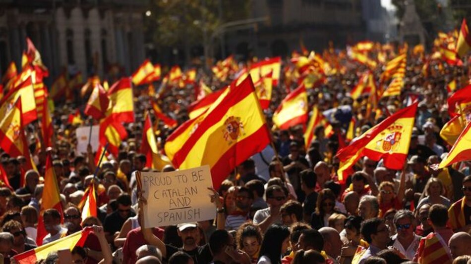Miles de personas se manifiestan en Barcelona contra independencia de Cataluña
