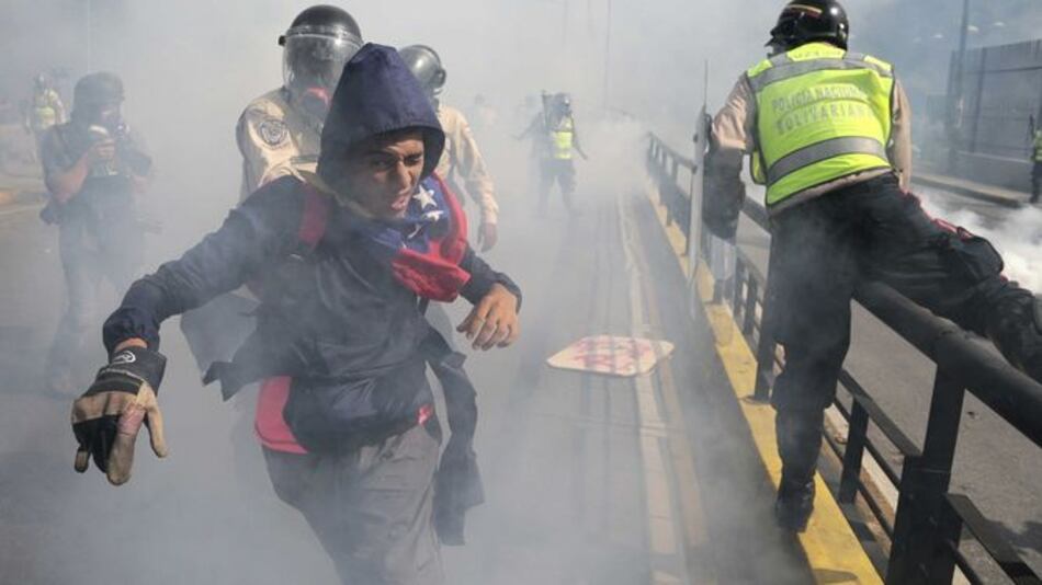 Gases lacrimógenos contra decenas de miles de opositores en Venezuela
