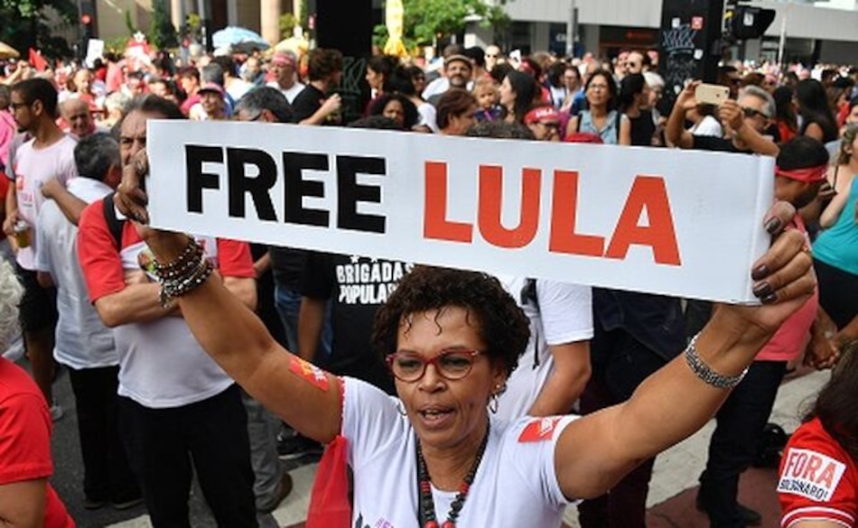 Expresidente Lula cumple un año en prisión entre protestas y festejos