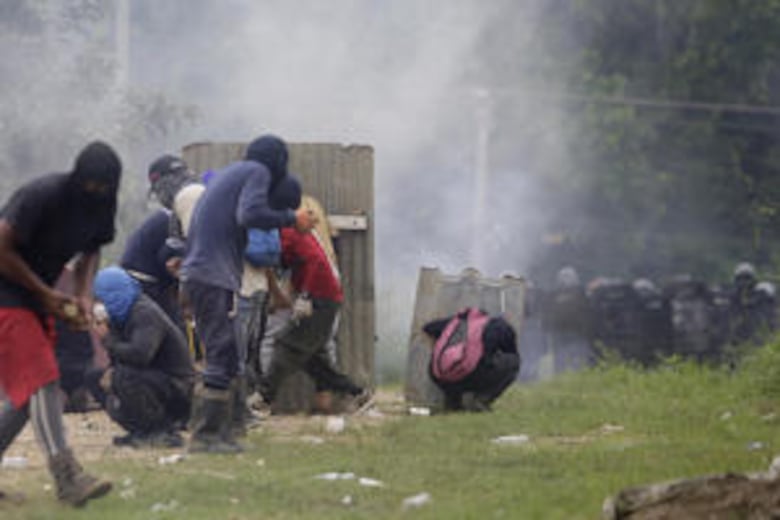 Indígenas Emberá vs. Senafront: las ocho horas de piedras, bombas lacrimógenas y perdigones en Arimae
