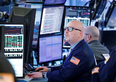 Wall Street cierra en rojo lastrado por incremento en precio del petróleo