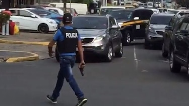 Policía abre investigación a agente que caminaba con arma en mano en la calle