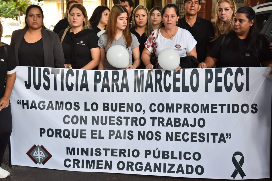 Unas 2 mil personas marcharon en Paraguay en homenaje al fiscal asesinado en Colombia