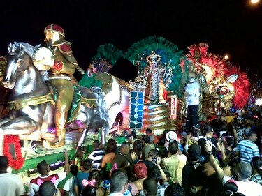 Una noche de música, bailes y 'resbalosos' en la cinta costera