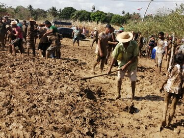 Reviven junta de embarra para que tradiciones no desaparezcan