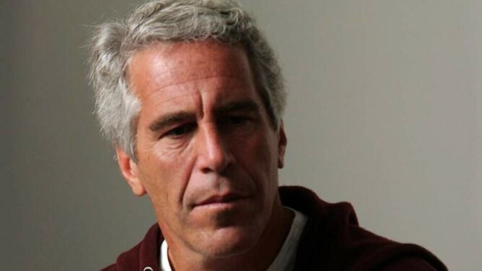 Juez ordena que el millonario Jeffrey Epstein siga detenido
