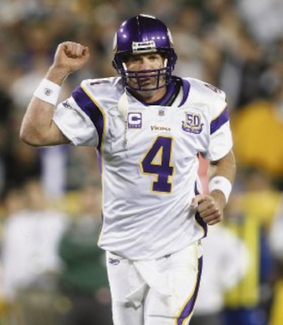 Favre no descarta jugar, pese a fracturas