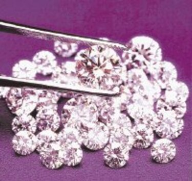 Acuerdan reducir comercio de diamantes