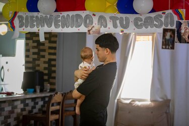 La brutalidad en la megacárcel de Bukele que denuncian 8 de los venezolanos deportados por Estados Unidos: ‘bienvenidos al cementerio de hombres vivos’