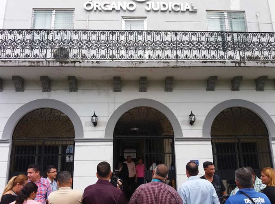 Legalizan aprehensión y formulan cargos a madre de sospechoso por muerte de docente