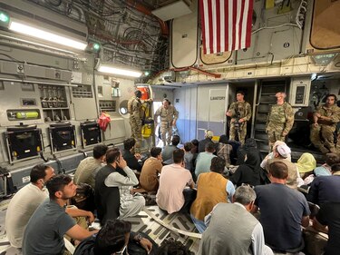 Siguen las evacuaciones en el aeropuerto de Kabul tras la toma del poder de los talibanes