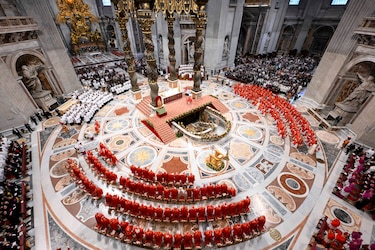 La Constitución vaticana y los ritos del cónclave, en la mesa de los cardenales
