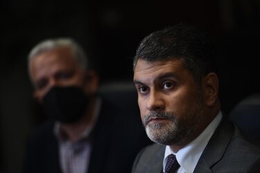 Gerente de la Caja de Ahorros renuncia y anuncia demandas a medios