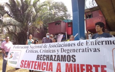 Pacientes con enfermedades críticas protestan en la vía Transístmica