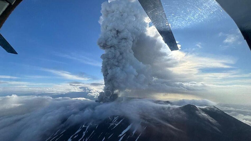 Las imágenes del volcán que entró en erupción en Rusia después de 500 años tras una réplica del potente terremoto de la semana pasada