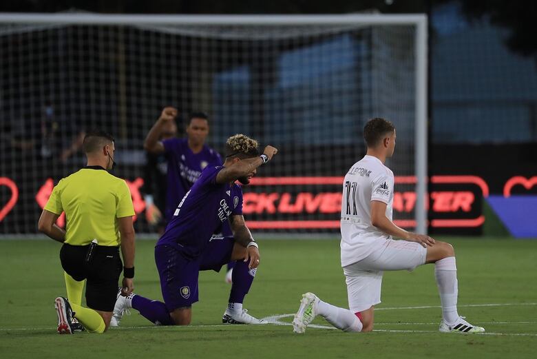 Futbolistas de MLS protestan contra el racismo en reinicio de la competición