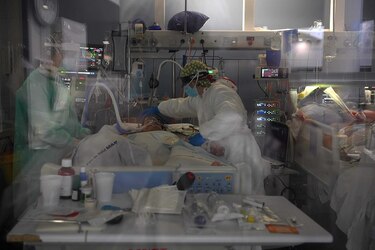 Regiones de España reclaman endurecer restricciones ante subida de contagios