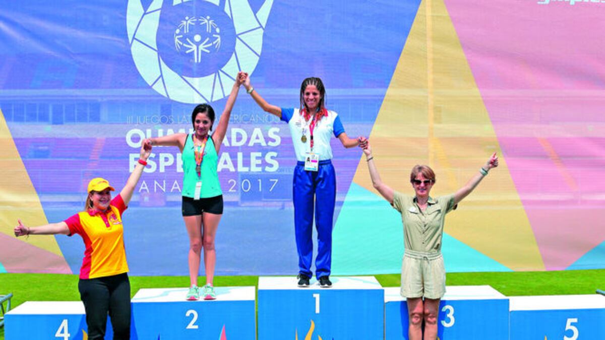 Mónica Prieto (Der.) junto a Gloria Matute (Izq.) en el podio de premiación.